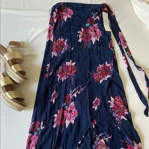🛍 2 FOR $30 🛍 Navy Floral Maxi Skirt